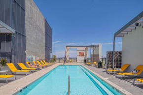 Modern 2BD - HighRise DT, Pool, Gym, Parking - Sleeps 8